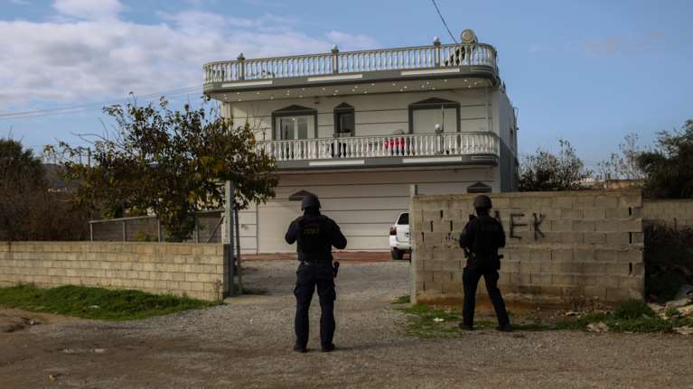 Μεγάλη αστυνομική επιχείρηση στο Ζεφύρι μετά το σόου με τα περίστροφα των Ρομά - Οκτώ συλλήψεις