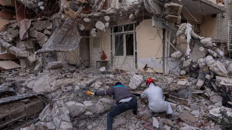 Πρώην ΥΠΕΞ Τουρκίας: Oι ελληνοτουρκικές σχέσεις μπορεί να αλλάξουν μετά τον σεισμό