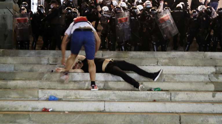 Χάος στη Σερβία: Αντιδράσεις κατά του lockdown λόγω κορονοϊού - Διαδηλωτές εισέβαλαν στη Βουλή [εικόνες]