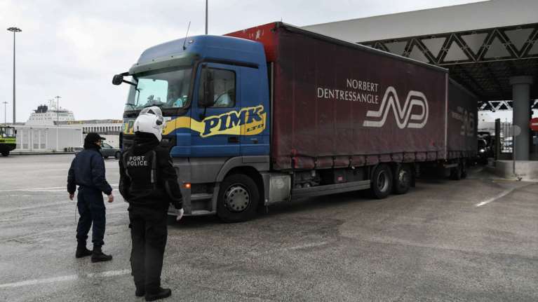 Πάτρα: 4 μετανάστες κρύφτηκαν μέσα σε σακιά με πατάτες για να πάνε στην Ιταλία