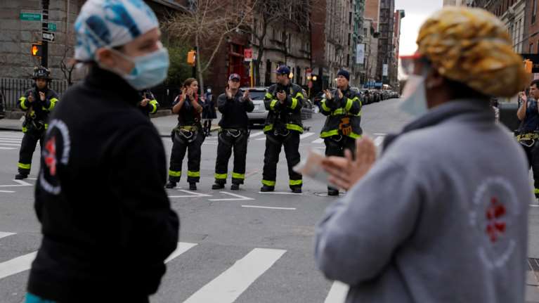 Δήμαρχος Νέας Υόρκης για κορονοϊό: Να καλύπτετε το πρόσωπό σας όταν βγαίνετε από το σπίτι