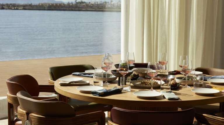 &quot;Bungalow 7&quot;: Δοκιμάσαμε τις κοσμοπολίτικες γεύσεις του Ντίνου Φωτεινάκη στο νέο αστέρι της παραλιακής