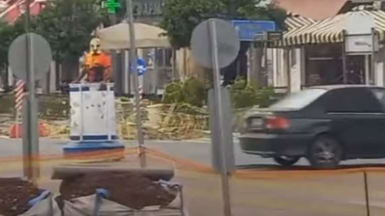 Σπάρτη: Ντύθηκε αρχαίος πολεμιστής με δόρυ, μπήκε σε &quot;βαρέλι&quot; και έκανε τον... τροχονόμο [βίντεο]