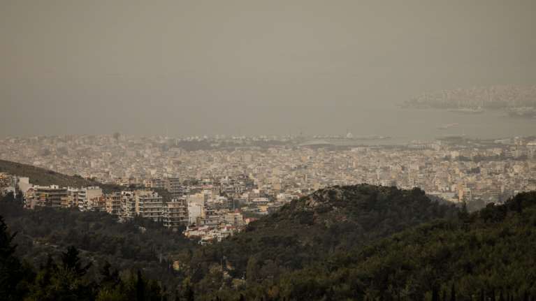 Καιρός: Ανοδος της θερμοκρασίας σήμερα, αλλά με... βροχές και σκόνη