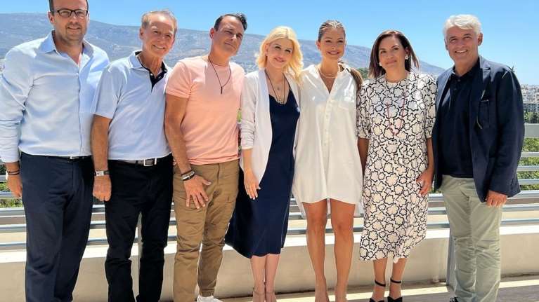 Μαρία Μενούνος: Οικογενειακή επίσκεψη με σύζυγο και κόρη στην Όλγα Κεφαλογιάννη και την Έλενα Ράπτη