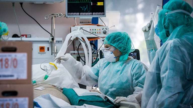 Συγκλονίζει η μητέρα του 52χρονου που νικήθηκε από κορονοϊό: Δεν μπορούσα να τον χαϊδέψω