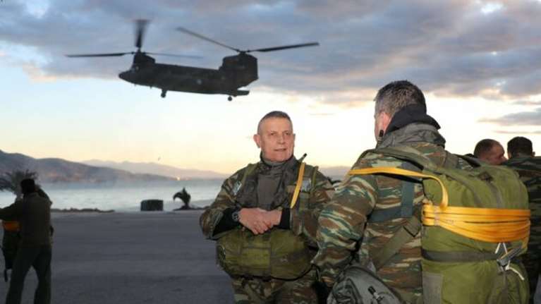 Άλμα με αλεξίπτωτο από τον αρχηγό ΓΕΕΘΑ - Ο στρατηγός Φλώρος πηδά από ελικόπτερο μαζί με τα &quot;βατράχια&quot; [εικόνες - βίντεο]