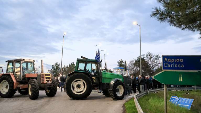 Μπλόκα αγροτών: Άνοιξαν οι παράδρομοι στον Μπράλο - Συνεχίζονται οι εκτροπές στο Κάστρο και την Θήβα