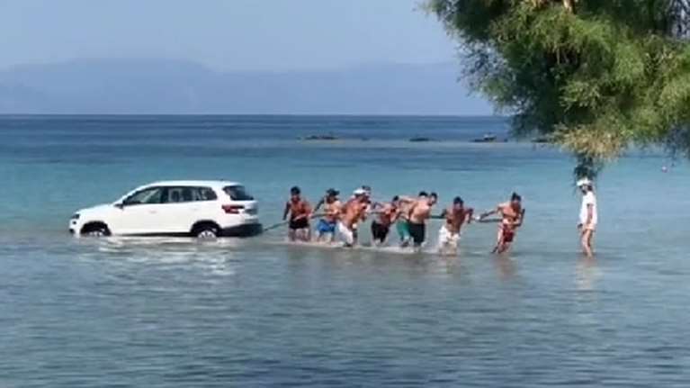 Αίγινα: Απίστευτο - Ανθρώπινη αλυσίδα έβγαλε αυτοκίνητο από την θάλασσα