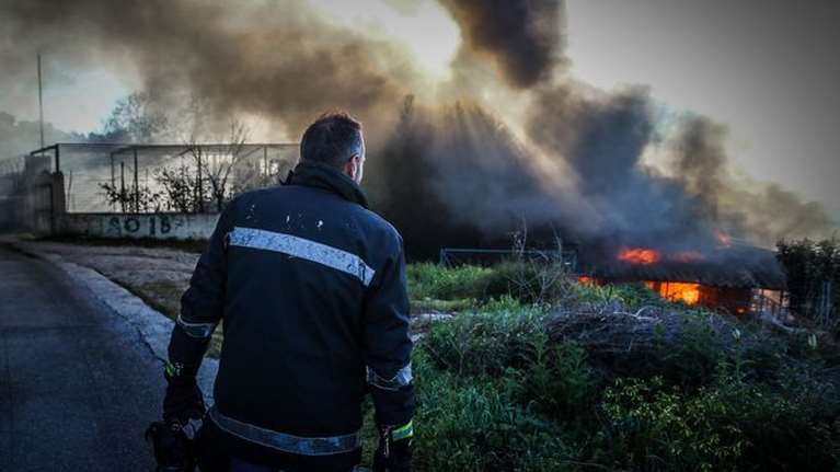 Κόρινθος: Φωτιά σε εγκαταλελειμένο εργοστάσιο
