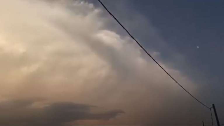 Ο καιρός &quot;τρελάθηκε&quot; στα Τρίκαλα: Στο μισό Νομό βρέχει, στον άλλο μισό...ήλιο! [Βίντεο]