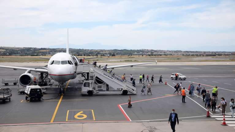 Οι Βρετανοί (τουρίστες) ξανάρχονται: Οι πρώτες πτήσεις από Αγγλία στη Ζάκυνθο - Τι γίνεται στον Προμαχώνα