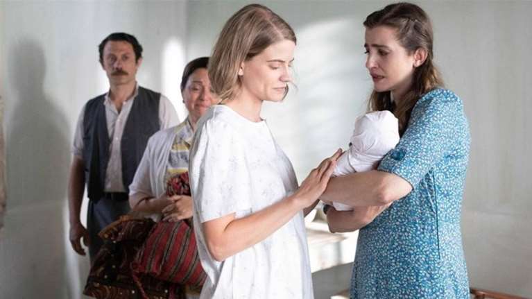 Άγριες Μέλισσες: Τηλεθέαση ρεκόρ στο τελευταίο αντίο της μάνας στο παιδί της - Δάκρυα στο φινάλε της σειράς [Βίντεο]