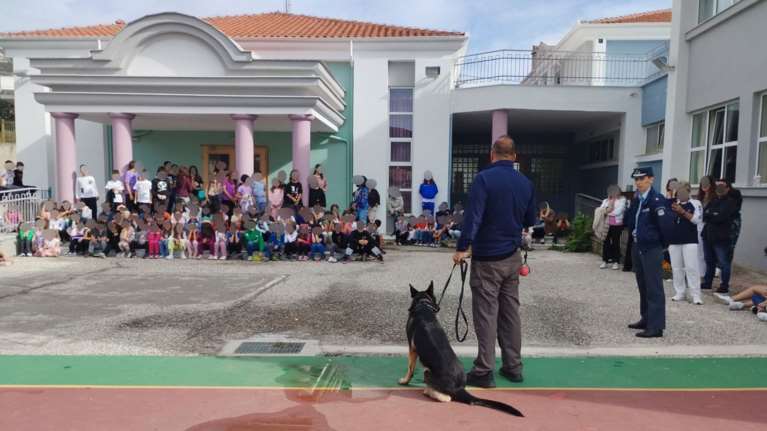 Η Diva, o αστυνομικός σκύλος ανίχνευσης εκρηκτικών ουσιών πήγε... σχολείο