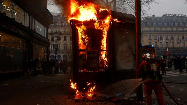 Γαλλία: Ογκώδεις διαδηλώσεις και επεισόδια στην ένατη ημέρα κινητοποιήσεων για το συνταξιοδοτικό - Εικόνες