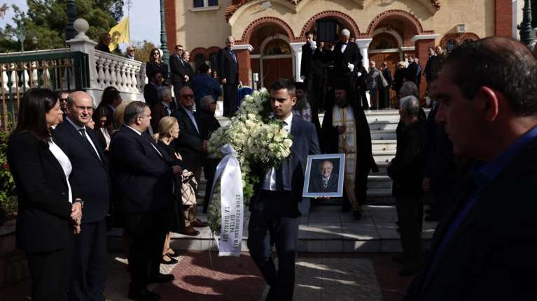 Ν.Χαρδαλιάς: Συγκίνηση στην κηδεία του πατέρα του - Ποιοι ήταν στο πλευρό του περιφεριάρχη [βίντεο]