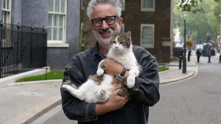 Ο Ντέβιντ Μπαντιέλ φέρνει τις γάτες στο προσκήνιο στη σειρά "David Baddiel: Cat Man"