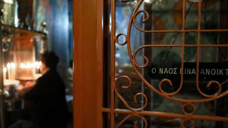 Απαράδεκτες σκηνές στην Πάτρα: Ιερέας παραβίασε την καραντίνα - Oι πιστοί τα έβαλαν με δημοσιογράφο [Βίντεο]