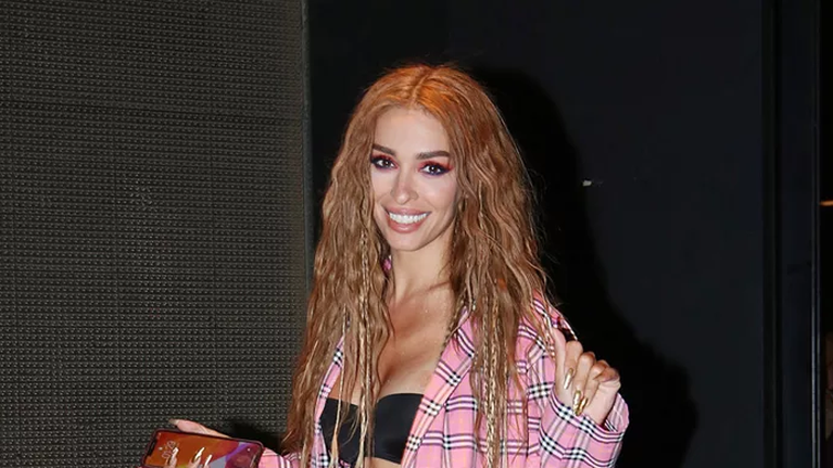 Νονά εν δράσει: Η Ελένη Φουρέιρα αγκαλιά με τα βαφτιστήρια της