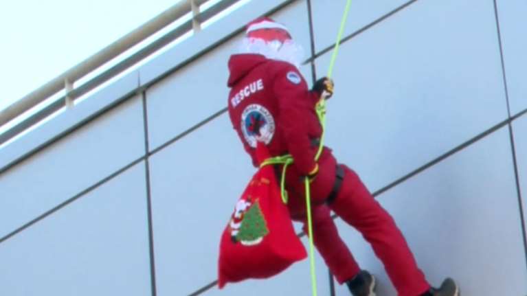 Βόλος: Στην Παιδιατρική του νοσοκομείου ο Άγιος Βασίλης κατέβηκε με σχοινιά καταρρίχησης [βίντεο]