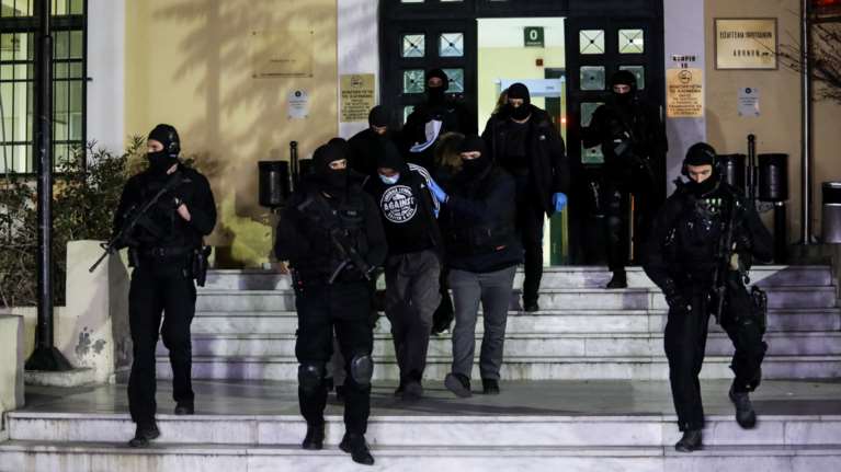 Επεισόδια στη Νέα Σμύρνη: Ελεύθεροι υπό τον όρο της επίβλεψης από κοινωνικό λειτουργό οι επτά ανήλικοι κατηγορούμενοι