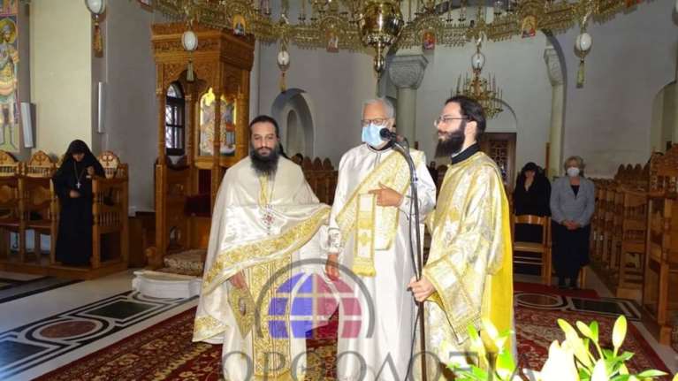 Καρέ - καρέ η χειροτονία ως ιερέα του συζύγου της Αθηνάς Λινού, από τον Μητροπολίτη Δημητριάδος [Εικόνες]