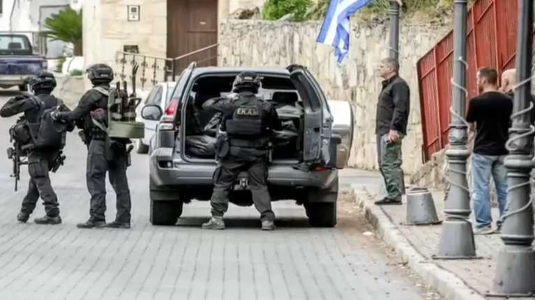 Βορίζια: Εκρυψαν καλάσνικοφ στο σπίτι θύματος της βεντέτας του 1955 - Η γυναίκα είναι τυφλή με κινητικά προβλήματα