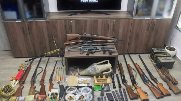 Ρέθυμνο: Σύλληψη 77χρονου που είχε στην κατοχή του ολόκληρο οπλοστάσιο - 16 όπλα, 2.000 φυσίγγια, χειροβομβίδες και δυναμίτες