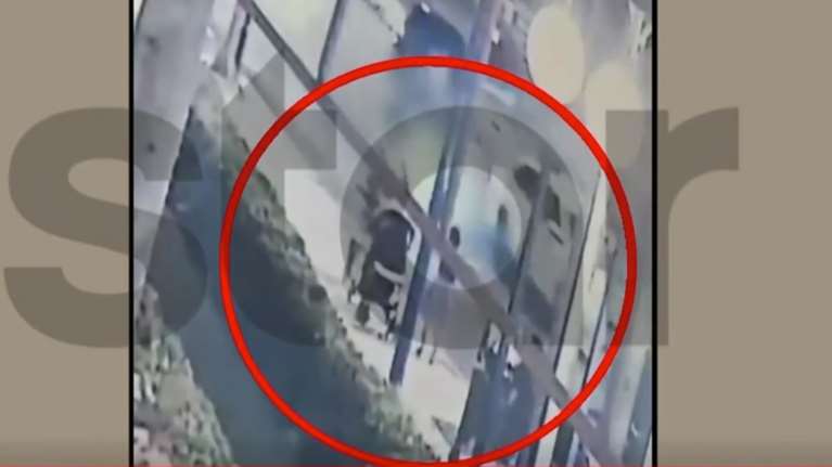 Π. Φάληρο: Η ανατριχιαστική στιγμή που η μητέρα ψύχραιμη ξεφορτώνεται το καρότσι της κόρης της - Ο ρόλος ηλικιωμένου άνδρα