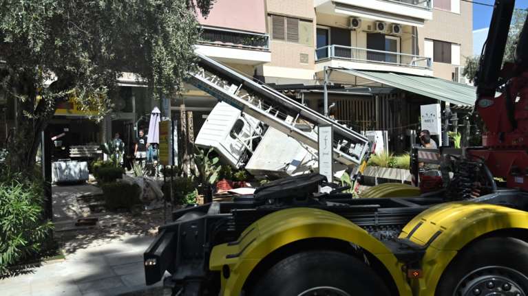 Γλυφάδα: Γερανοφόρο ανετράπη και έπεσε σε καφετέρια - Διακοπή κυκλοφορίας στο σημείο