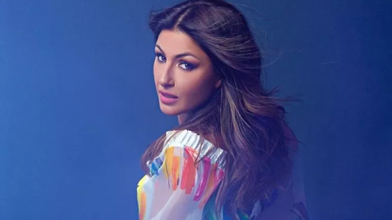 Αγνώριστη η Έλενα Παπαρίζου: Έγινε ξανθιά