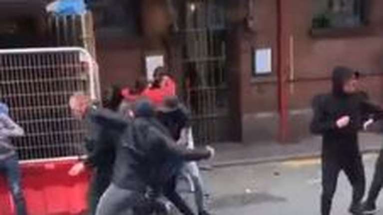 Άγριες συμπλοκές και ανελέητοι ξυλοδαρμοί μεταξύ χούλιγκαν: Πριν τον αγώνα Μάντσεστερ Γιουνάϊτεντ - Λιντς [βίντεο]