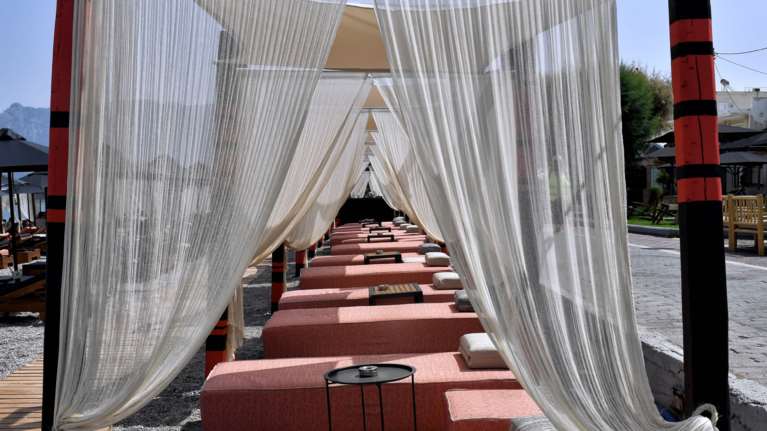 Για μπάνιο στην Αττική με τιμές...Μυκόνου: Απλησίαστες πολλές οργανωμένες παραλίες [Βίντεο]