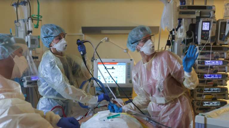 Η μετάλλαξη Όμικρον θα επικρατήσει τους επόμενους μήνες - Εως και 6 φορές περισσότερες λοιμώξεις από τη &quot;Δέλτα&quot;