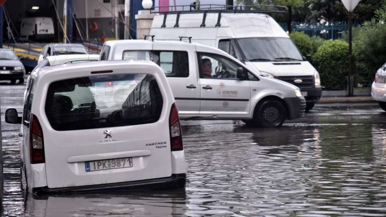 Κακοκαιρία Daniel: Διακοπή κυκλοφορίας λόγω συσσώρευσης υδάτων σε περιοχές της Κηφισιάς και τη Βασιλίσσης Σοφίας