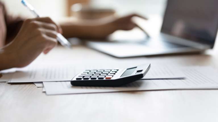 Πόσο θα αυξηθούν μισθοί και συντάξεις το 2026 - Τι ισχύει για Δημόσιο και ένστολους