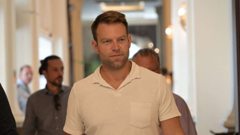 Κασσελάκης: Σφοδρή επίθεση στην αντιπολίτευση  - &quot;Δεν συμφωνώ με τον συμψηφισμό Τεμπών και δημοσκοπήσεων&quot;