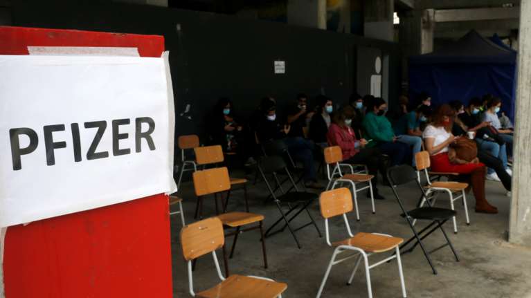 Συμφωνία - μαμούθ Κομισιόν με Pfizer για 1,8 δισ. δόσεις- Ερχεται η τρίτη δόση του εμβολίου