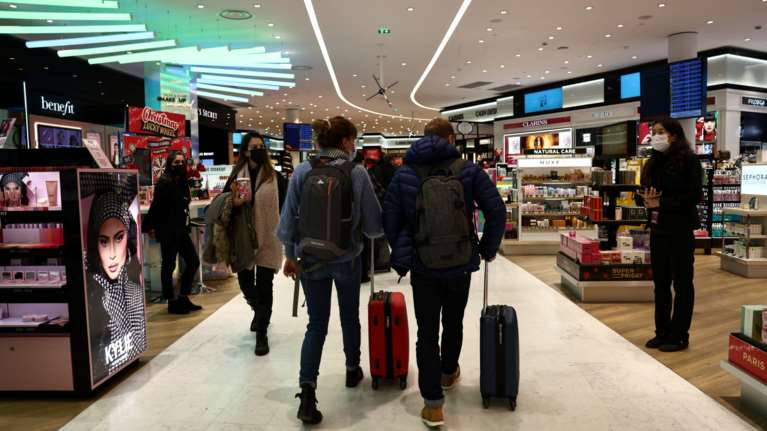 Reuters: Στους 9 μήνες η διάρκεια των πιστοποιητικών COVID - Με την τρίτη δόση τα ταξίδια από το ερχόμενο καλοκαίρι