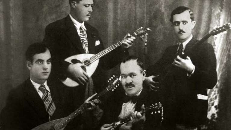 Τετράς Η Ξακουστή Του Πειραιώς: Ποιοι ήταν οι τέσσερις άντρες που έφεραν τα πάνω κάτω στο λαϊκό στερέωμα;