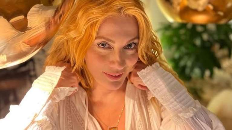 Το σαλόνι της Σμαράγδας Καρύδη έχει βγει από περιοδικό αρχιτεκτονικής - Καλαίσθητο με 70s πινελιές