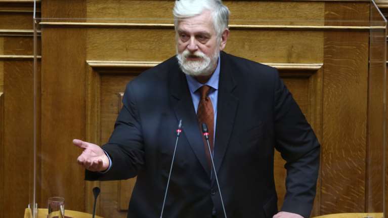 Συνεπιμέλεια: Αδιανόητη δήλωση του Γιάννη Λοβέρδου - Ο κακοποιητής γονιός έχει δικαίωμα να μεγαλώνει τα παιδιά του