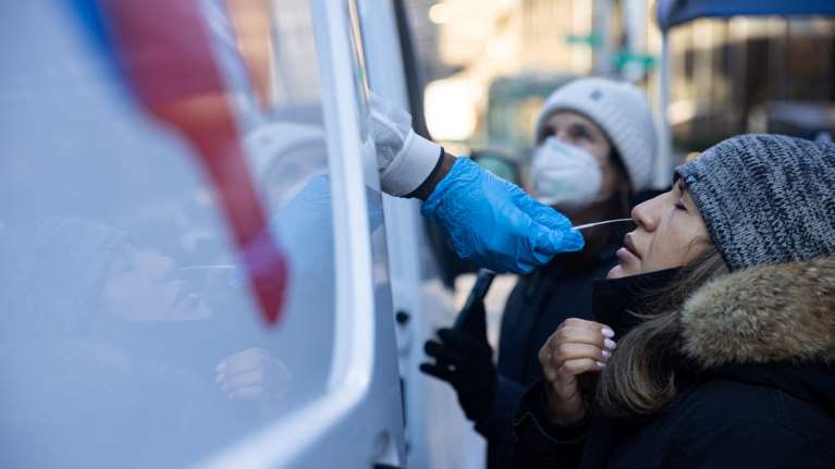 Εμβολιασμένοι: Σύσταση για δύο τεστ μετά από επαφή με κρούσμα