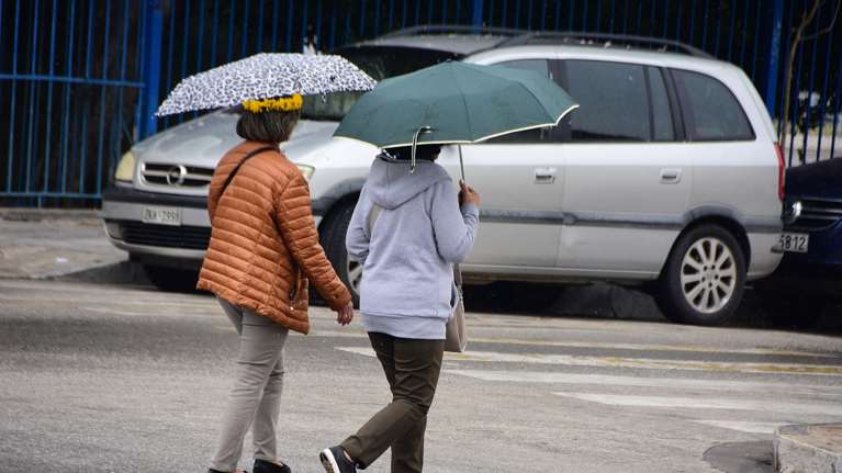 Καιρός - Σάκης Αρναούτογλου: Εντονη αστάθεια την Πέμπτη με ήλιο, μπόρες, χαλάζι και ζέστη