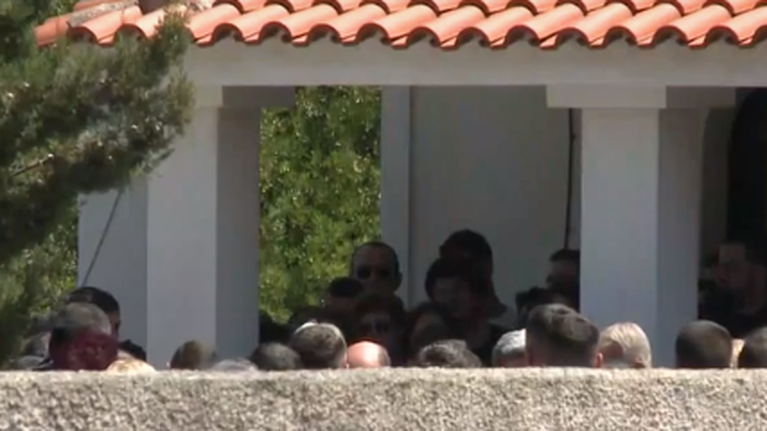 Το τελευταίο αντίο στην 22χρονη Αλεξάνδρα: Ο σπαραγμός της μάνας - [Βίντεο]