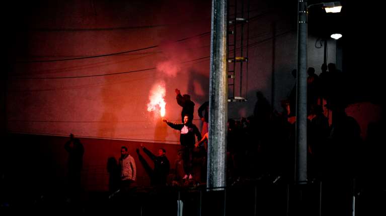 Καταδρομική επίθεση σε σύνδεσμο του Ολυμπιακού στον Πειραιά με έναν τραυματία