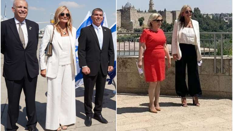 Τα πέδιλα και τα σνίκερς της Μαρέβας Μητσοτάκη: Πώς κατάφερε να κάνει τρεις διαφορετικές εμφανίσεις αλλάζοντας μικρές λεπτομέρειες [Εικόνες]