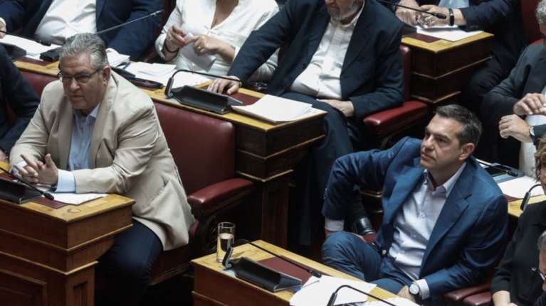 Επέστρεψε στη Βουλή ο Αλέξης Τσίπρας για την ομιλία Φάμελλου: Κάθισε δίπλα στον Νίκο Παππά