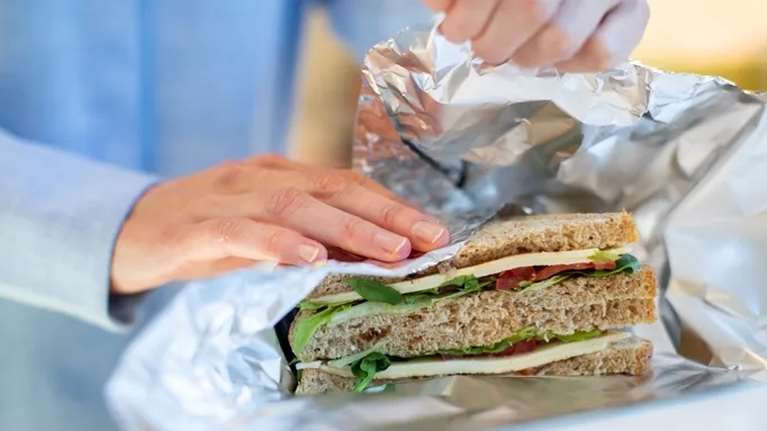 Γιατί ΔΕΝ πρέπει να χρησιμοποιείς αλουμινόχαρτο για τα περισσεύματα φαγητού