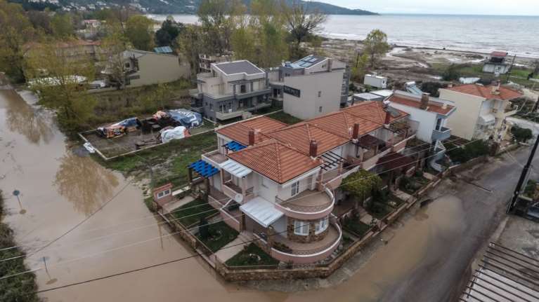 Πλημμύρες στη Θάσο από την κακοκαιρία: Απεγκλωβίστηκαν τέσσερα άτομα, ποτάμια οι δρόμοι [βίντεο]